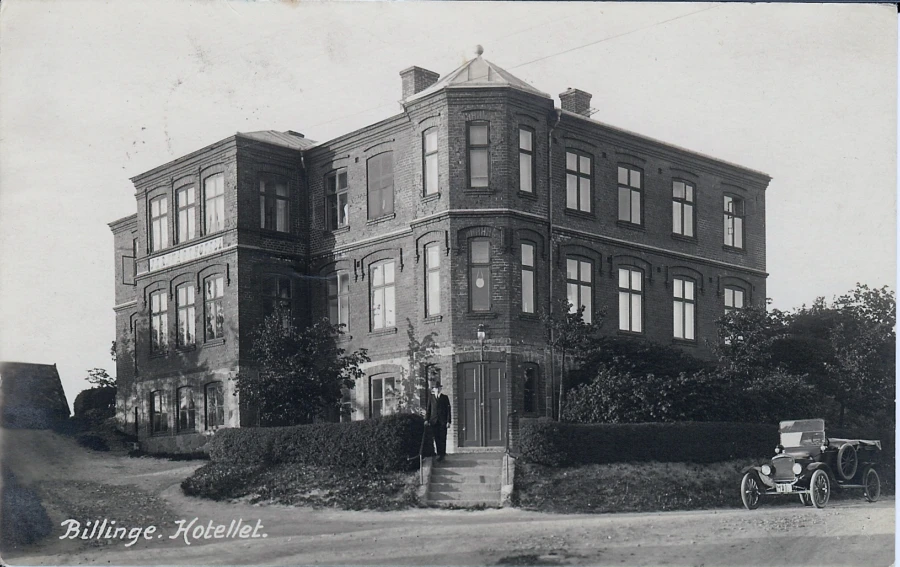Billinge &rdquo;Jernv&auml;gshotell&rdquo; uppf&ouml;rt 1900 av M&aring;ns Andreasson, Billinges kommunalst&auml;mmas ordf&ouml;rande. Hotellet uppf&ouml;rdes bara tv&aring; &aring;r efter j&auml;rnv&auml;gens ankomst till byn vilket vittnar om den starka tilltron till byns framtid. Hotellet var ig&aring;ng fram till 1970-talet, idag driver f&ouml;retaget Nytida Solhagagruppen AB verksamhet i lokalerna. Bilden &auml;r h&auml;mtad ur Leif Cederbergs vykortssamling. Fotograf ok&auml;nd.
