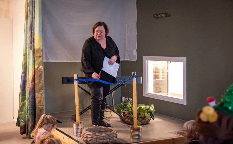 Rektor Ulrika Christenson fick &auml;ran att klippa bandet n&auml;r Bl&aring;sippans f&ouml;rskola i Stehag invigdes.