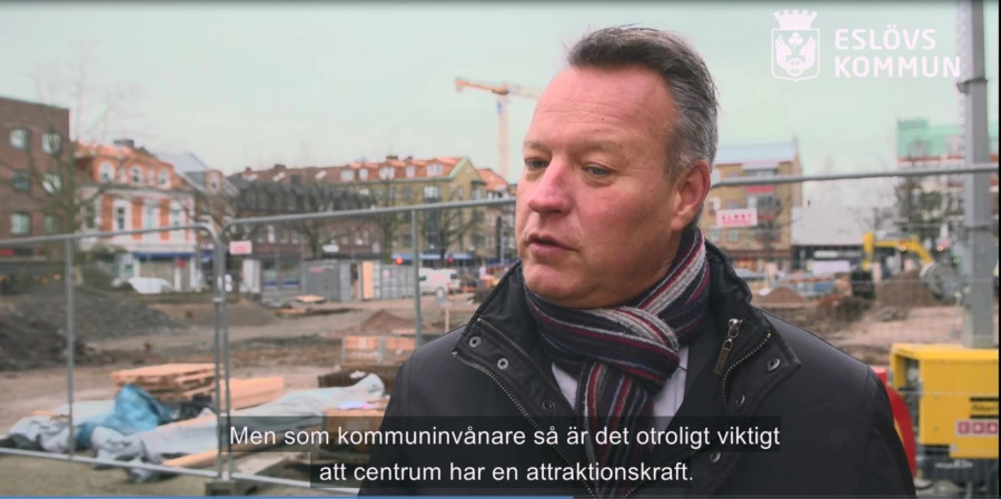 Henric Blomsterberg driver Hotell Stensson och &auml;r &auml;ven fastighets&auml;gare och m&ouml;belhandlare i Esl&ouml;v