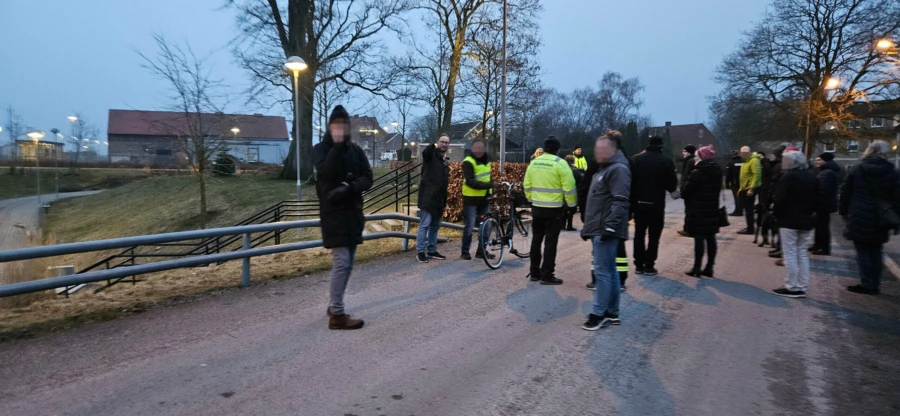 N&auml;rmare 30 deltagare trotsade den bistra kv&auml;llen och f&ouml;ljde med p&aring; trygghetsvandringen i Marieholm.