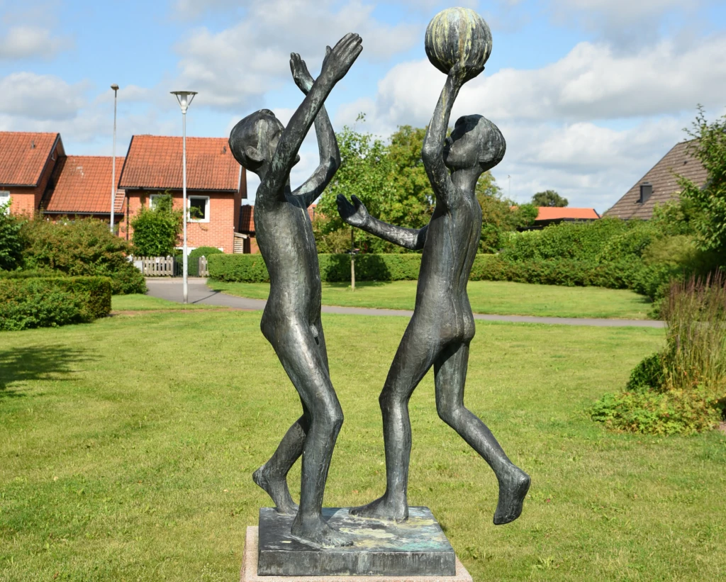 Skulpturen Bollspelande pojkar
