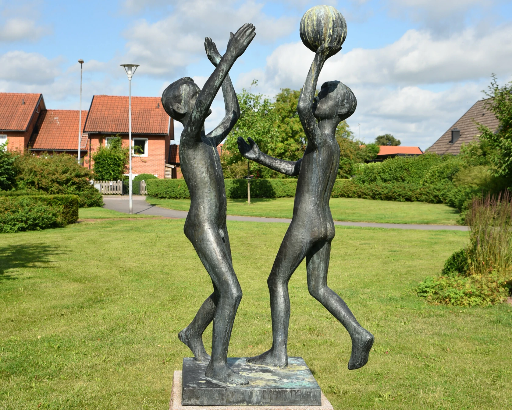 Skulpturen Bollspelande pojkar