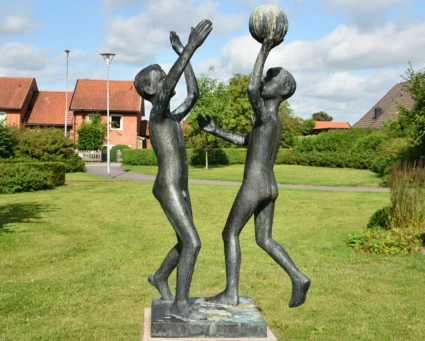 Skulpturen Bollspelande pojkar