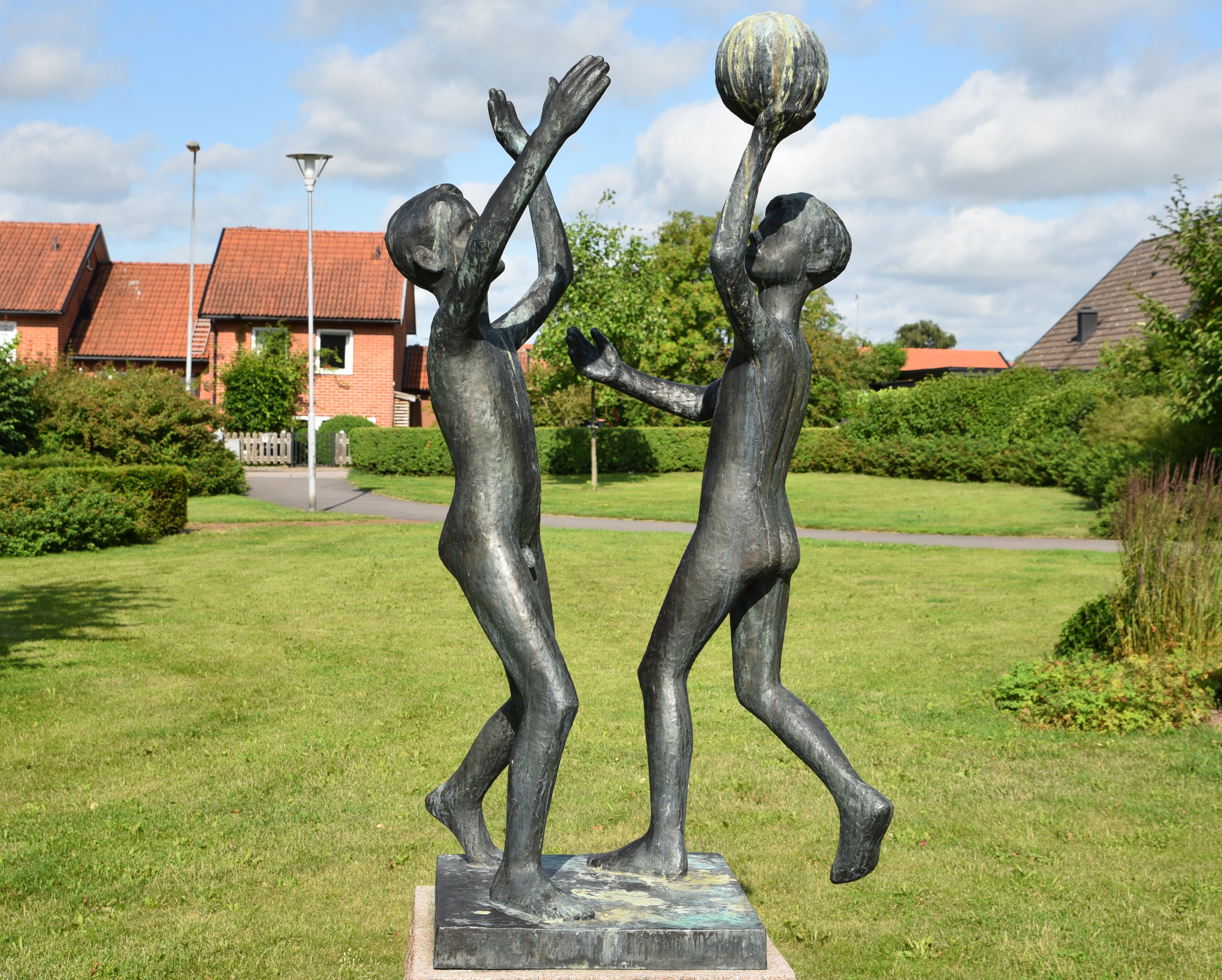 Skulpturen Bollspelande pojkar