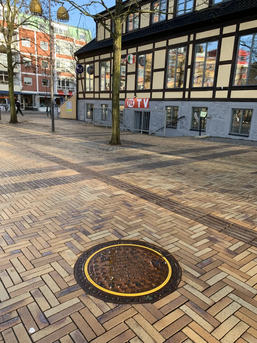 Ett av de poetiska brunnslocken finns p&aring; Stora torg.