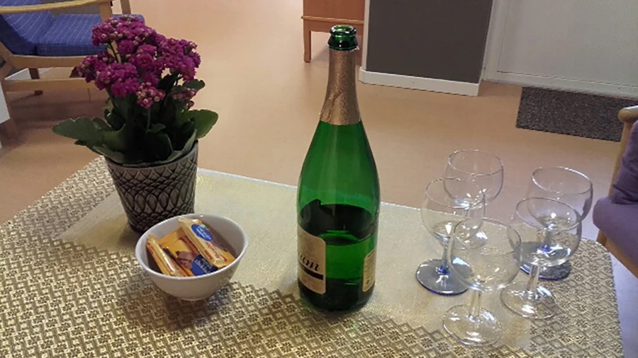 P&aring; Aleg&aring;rden firade man &ouml;ppnandet efter ett halv&aring;rs coronast&auml;ngt med alkoholfritt bubbel och choklad.