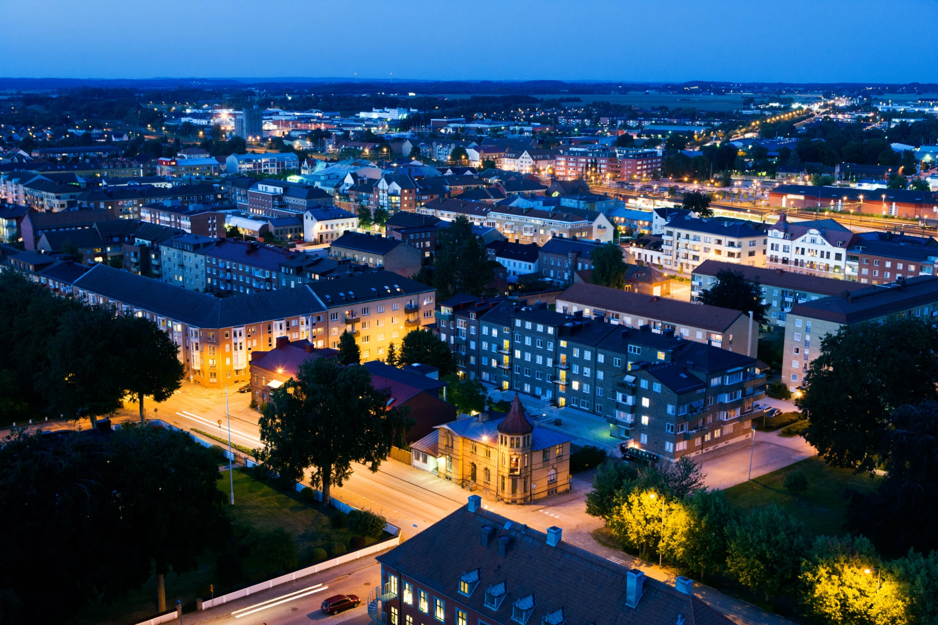 Vy över Eslövs centrum i kvällsljus
