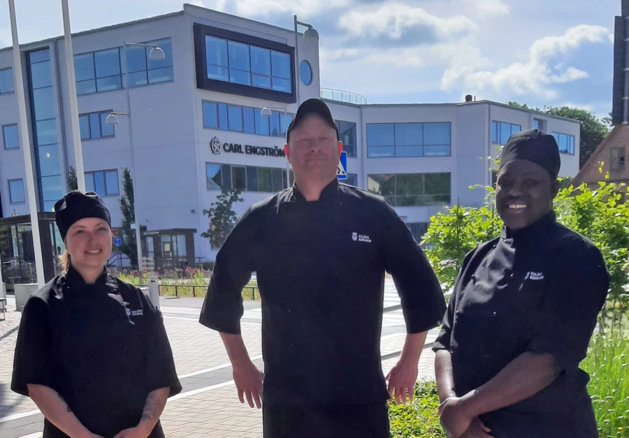 Karolina R&ouml;stling, Mattias Buttler och Yadi Andersson i gymnasierestaurangen Calles bistro.