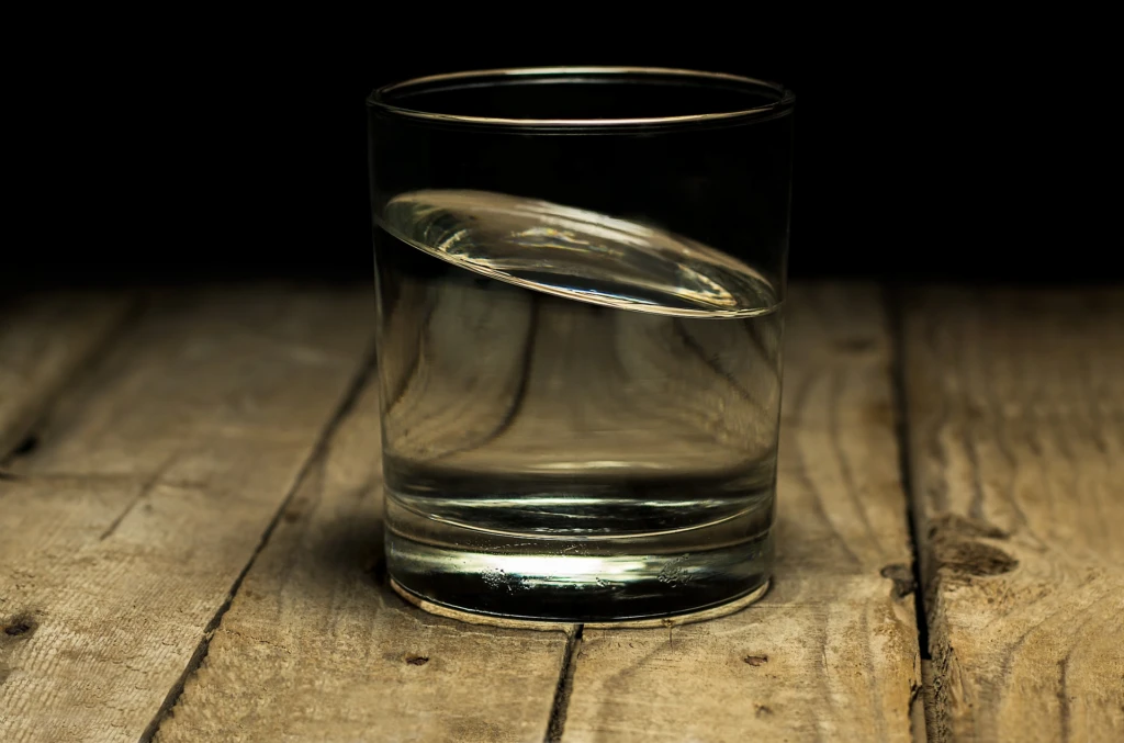 Ett glas med vatten står på ett bord