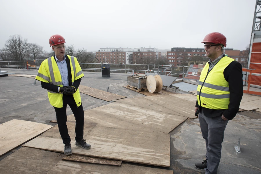 Johan Holmqvist, till v&auml;nster, tillsammans med Johan Andersson (S), kommunstyrelsens ordf&ouml;rande. Taket kommer att hysa en stor terrass och en gr&ouml;nyta best&aring;ende av fetbladsv&auml;xten sedum.