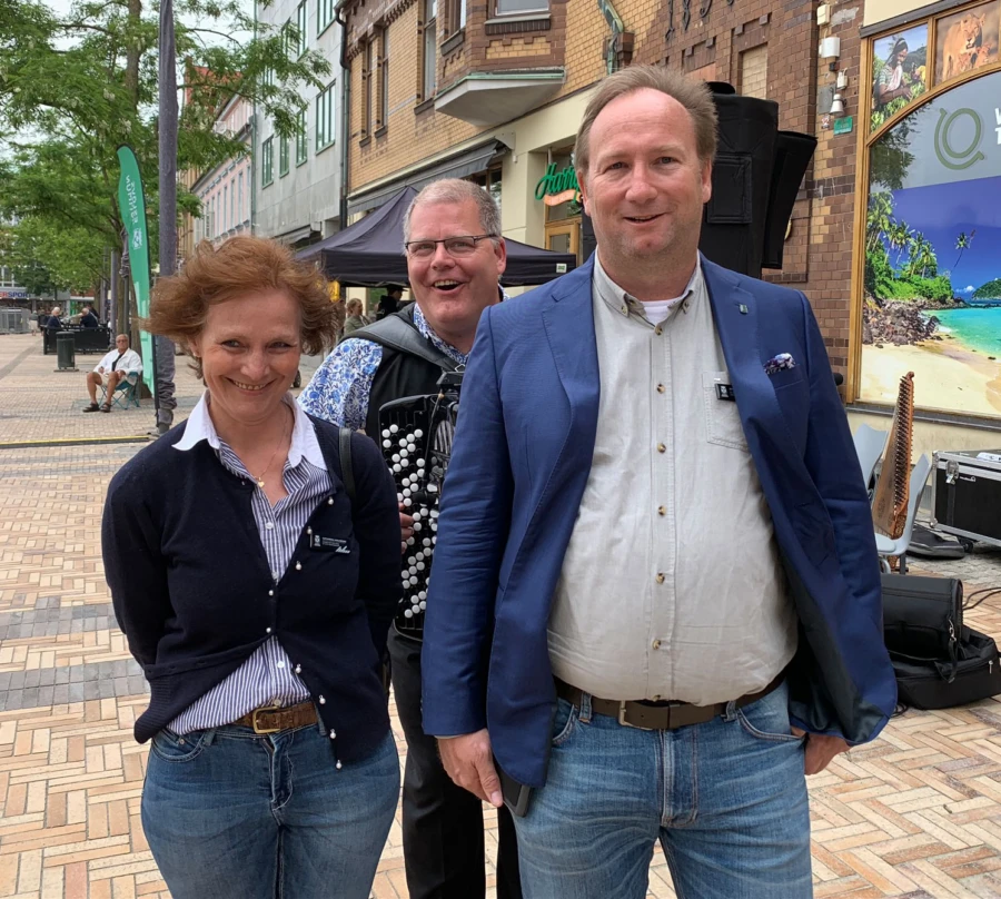 Catharina Malmborg, kommunstyrelsens vice ordförande, och ordförande Johan Andersson, njöt av Stefan Perssons dragspel.