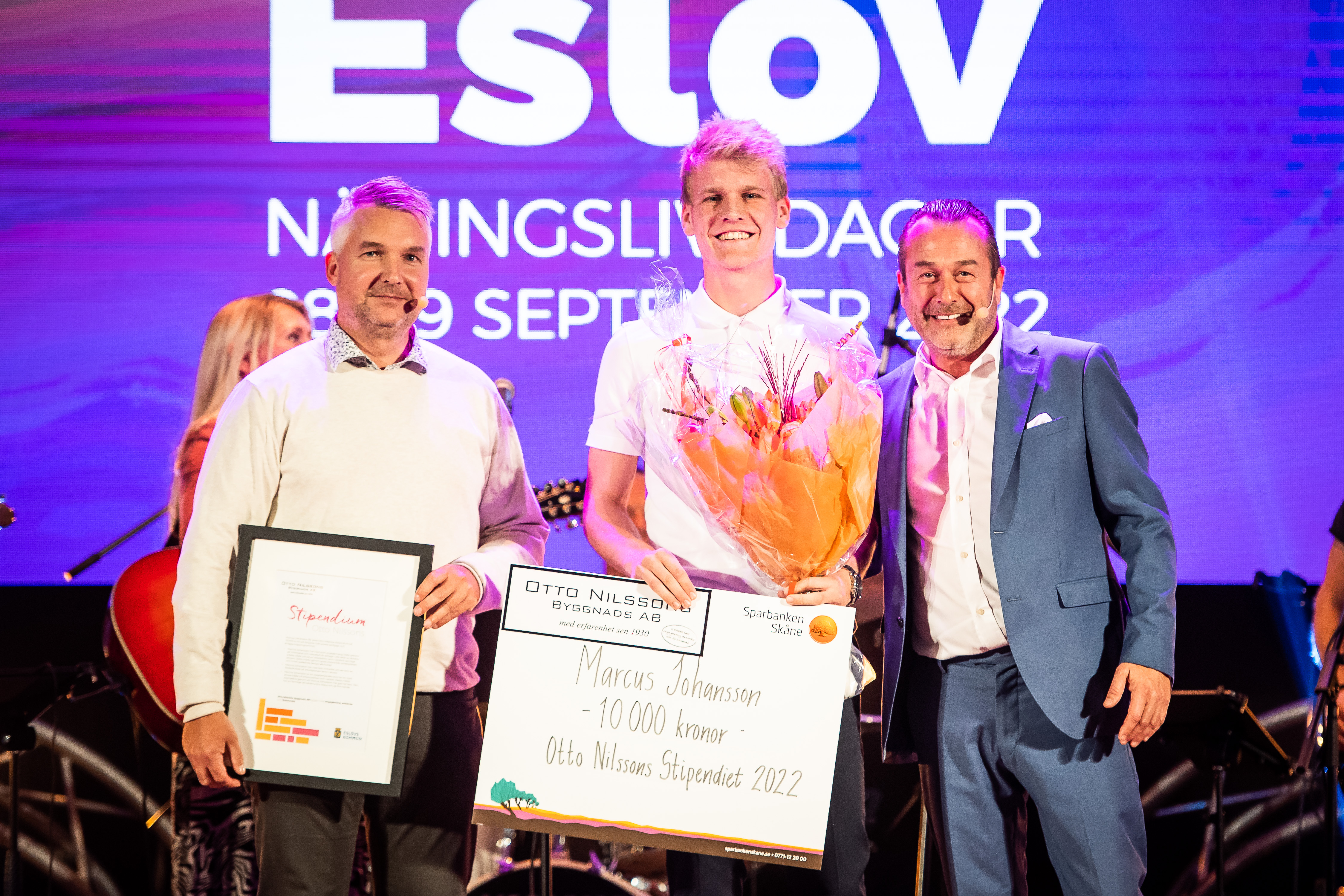Patrik Wibelius, Otto Nilsson Byggnads AB, och Henrik R&ouml;jthammar, l&auml;rare p&aring; Carl Engstr&ouml;mgymnasiet tillsammans med Mattias Johansson. Foto: Christoffer Borg Mattisson.
