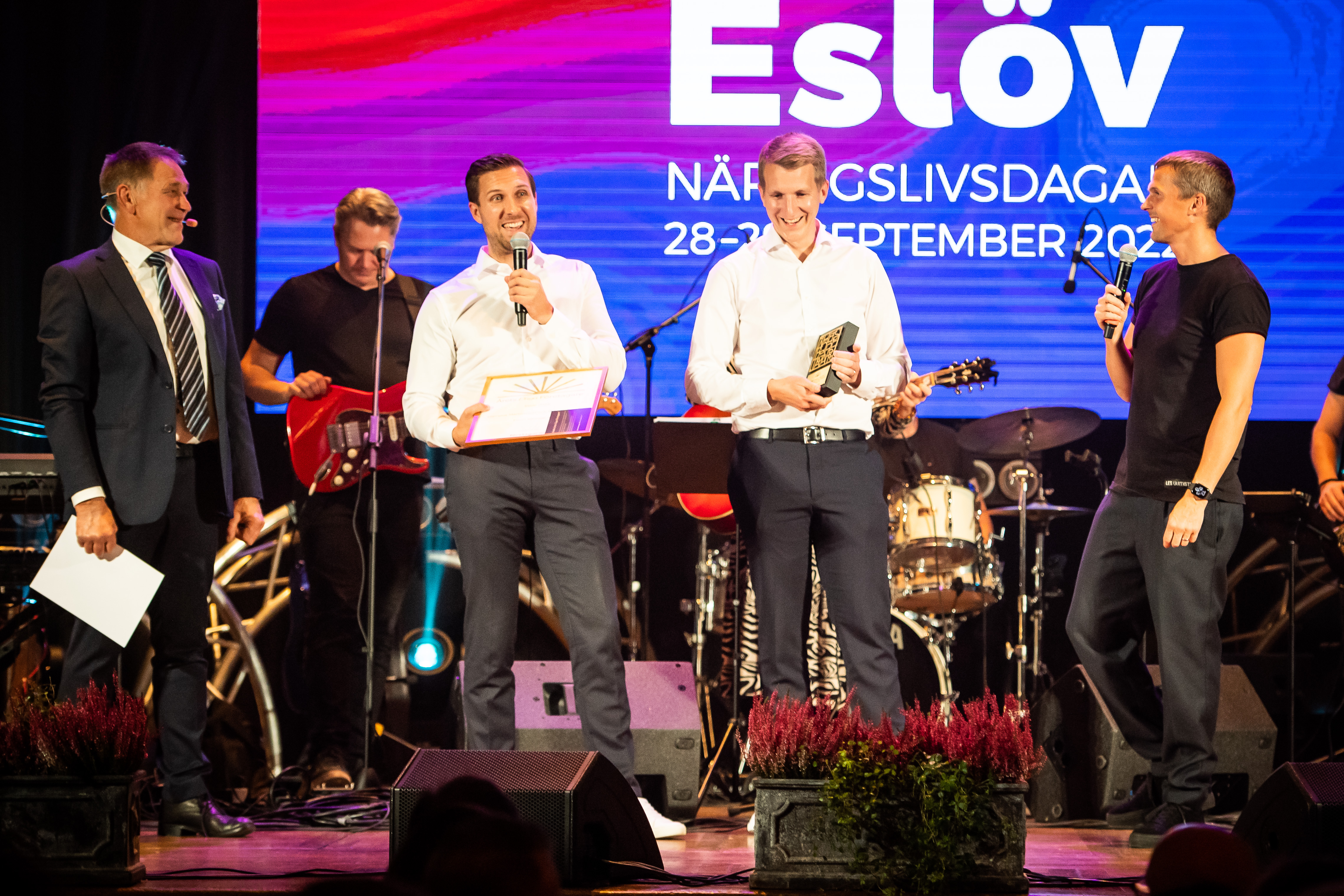 Alve Nilsson, F&ouml;retagarna i Esl&ouml;v, delade ut priset till de lyckliga vinnarna Pehr Dalhusen och Hampus M&aring;rtensson, som &auml;ven fick priset 2021. Konferencier och underh&aring;llare David Lindgren till h&ouml;ger. Foto: Christoffer Borg Mattisson.