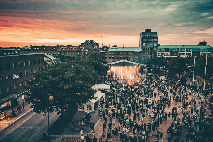 Hoffmaestro avslutade l&ouml;rdagskv&auml;llen n&auml;r solen var p&aring; v&auml;g ner &ouml;ver tak&aring;sarna. Foto: Christoffer Borg Mattisson
