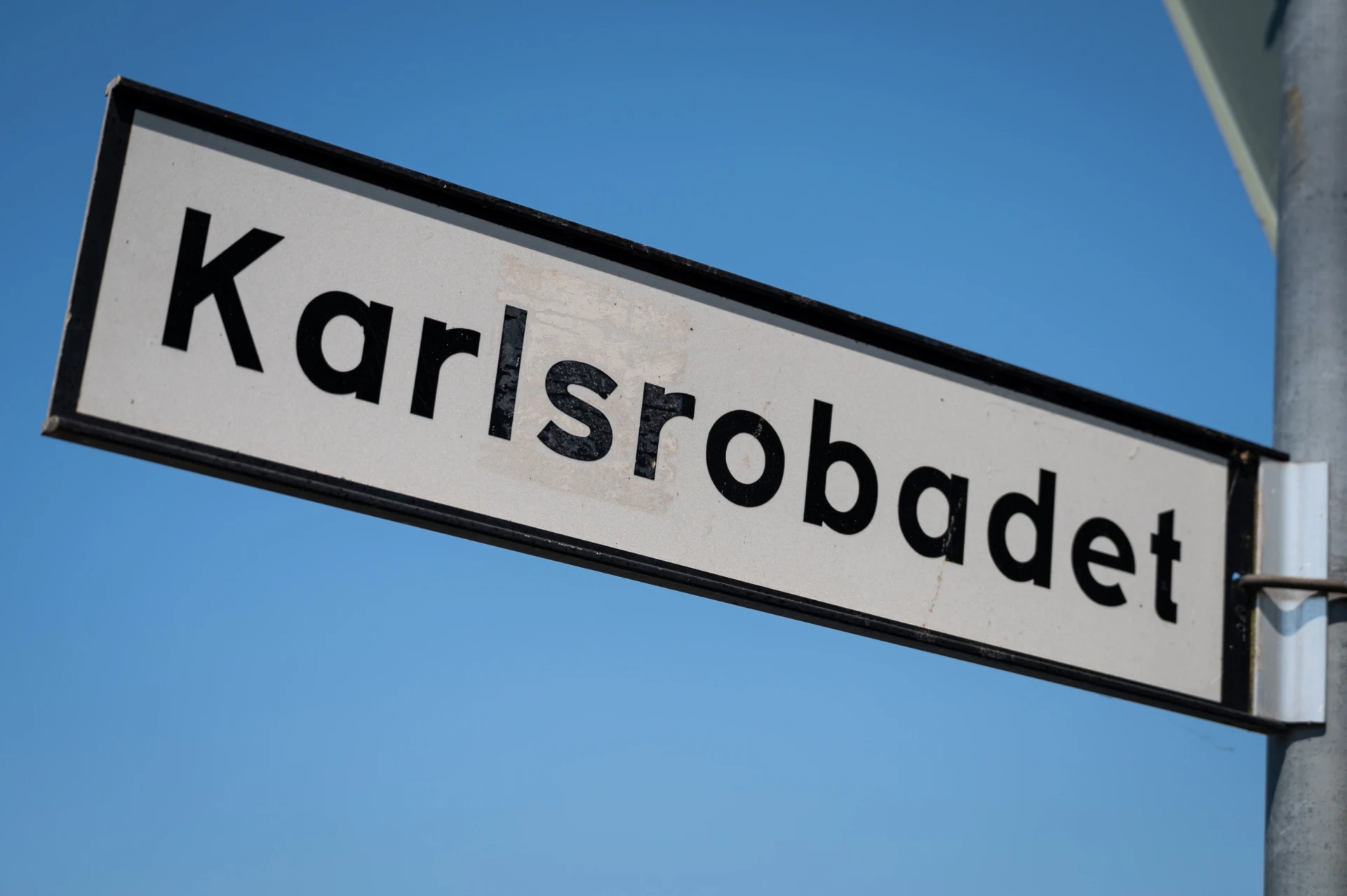 Gatuskylt som det står Karlsrobadet på.