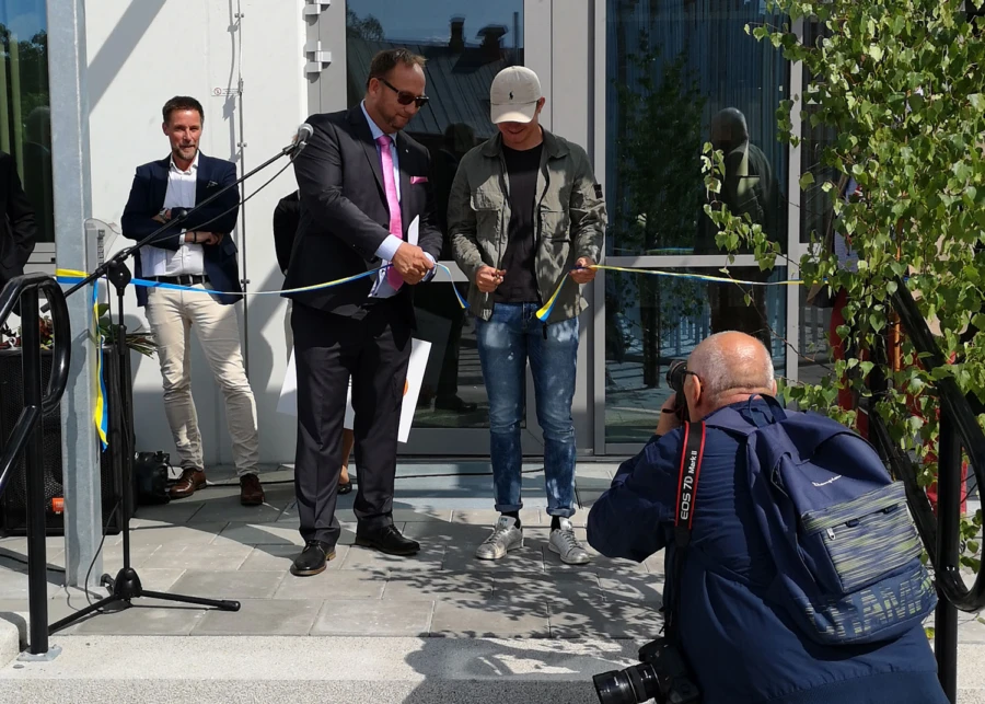 Kommunalr&aring;d Johan Andersson klipper bandet till nya skolan tillsammans med eleven Ludvig Beckvall