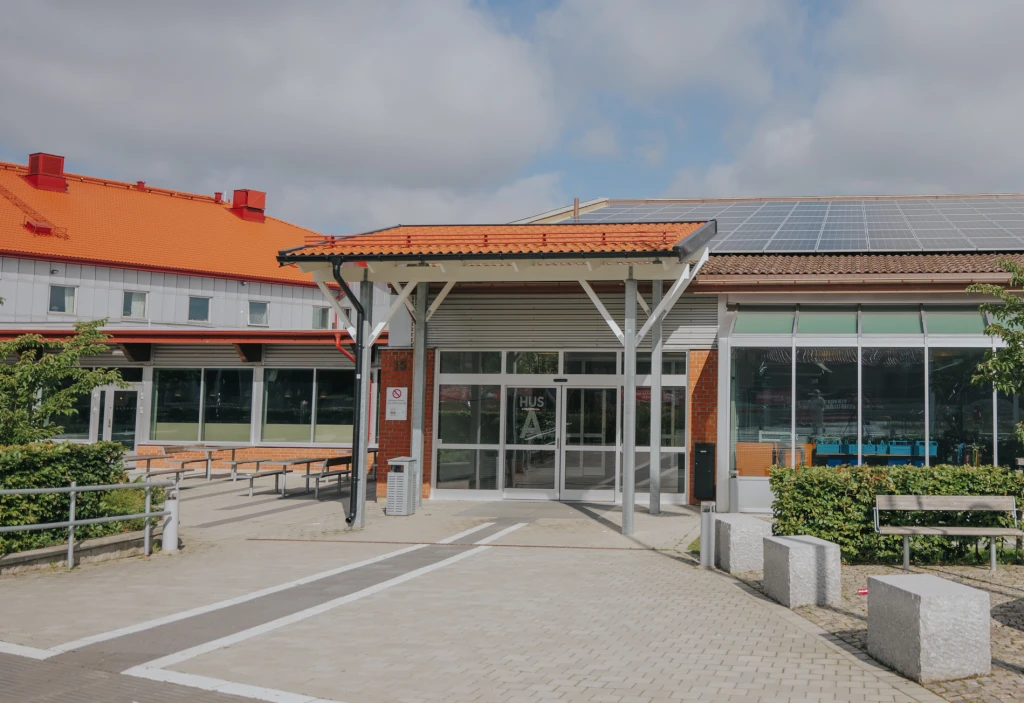 En bild på ingången till skolbyggnaden Carl Engström-skolan