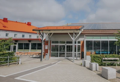 En bild på ingången till skolbyggnaden Carl Engström-skolan