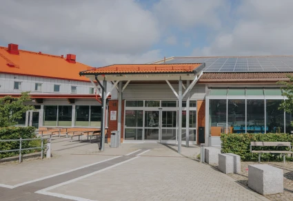 En bild på ingången till skolbyggnaden Carl Engström-skolan