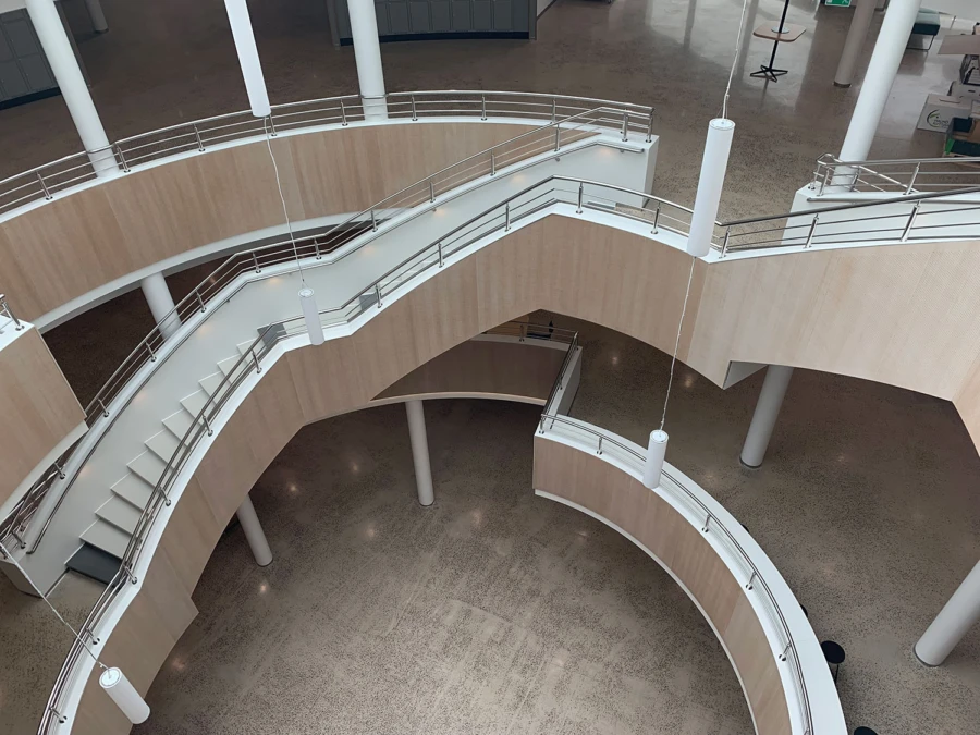 Trappan mitt i skolan &auml;r &ouml;ppen &auml;nda upp till glastaket