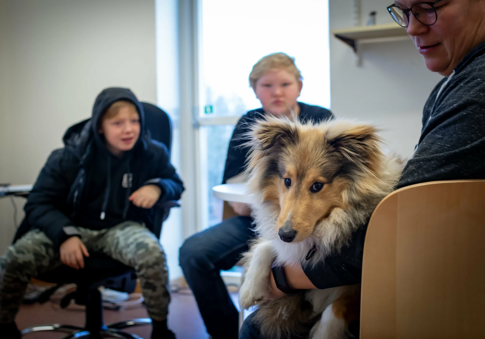 I centrala undervisningsgruppen finns hunden Hasse för att lugna och hjälpa elever.