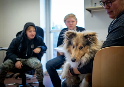 I centrala undervisningsgruppen finns hunden Hasse för att lugna och hjälpa elever.