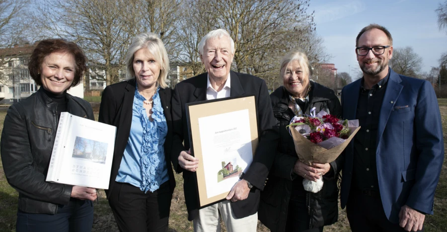 Curt Salomon-Sörensen tog emot utmärkelsen i Eslöv. Från vänster syns Catharina Malmborg, Eva Hallberg, Curt Salomon-Sörensen, Eva Hagenfeldt och Johan Andersson.