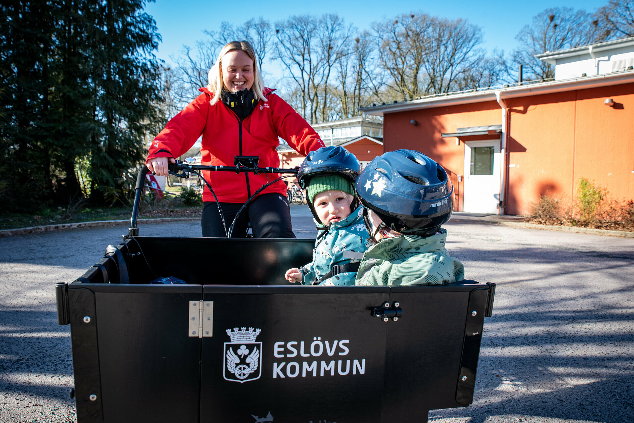 Fia Erzinger, förskollärare på Ekebackens förskola, skjutsar några av barnen i förskolans cykelbussar.