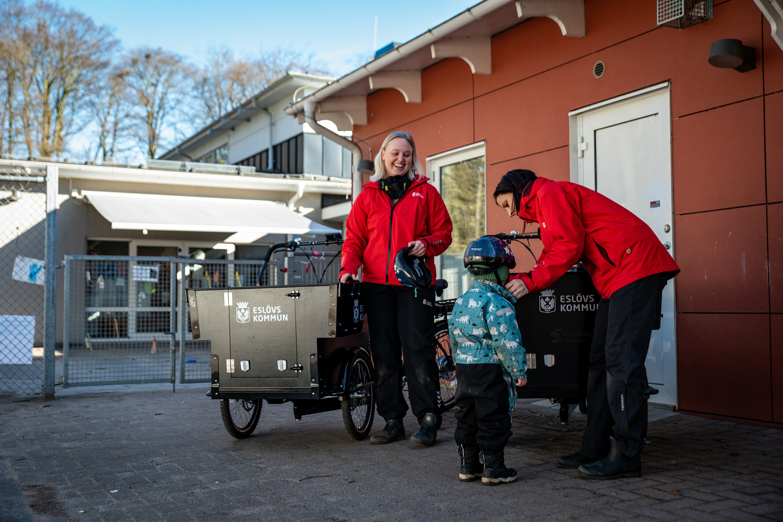 Fia Erzinger och Ines Suhonjiv använder cykelbussarna flitigt när de ska ta med barnen på utflykter.