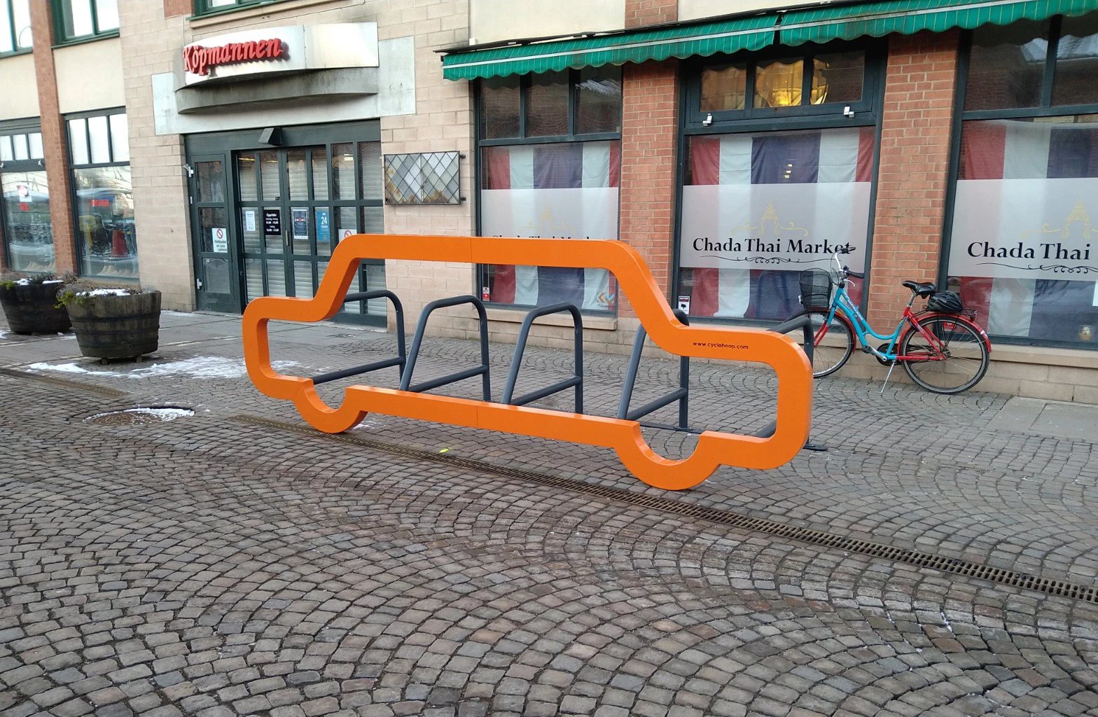 Nytt cykelställ vid stationen tar plats som en bil