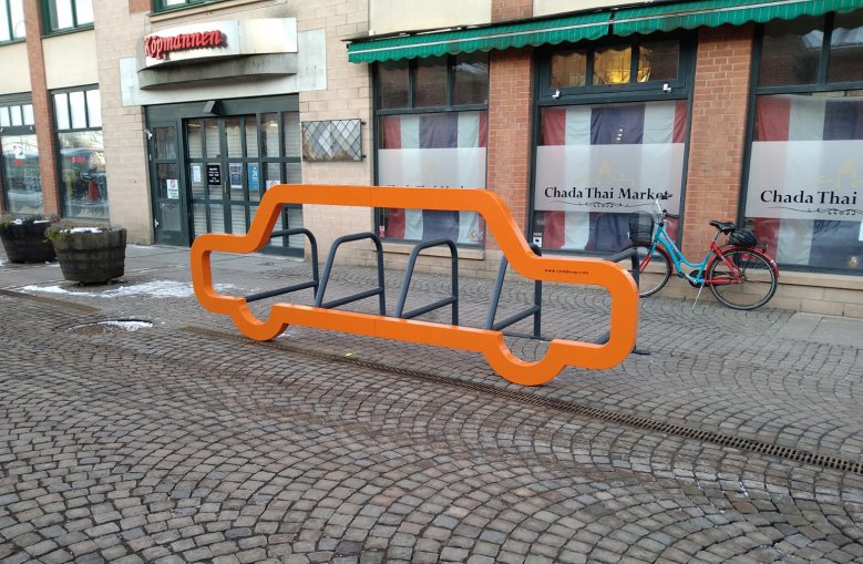 Nytt cykelställ vid stationen tar plats som en bil