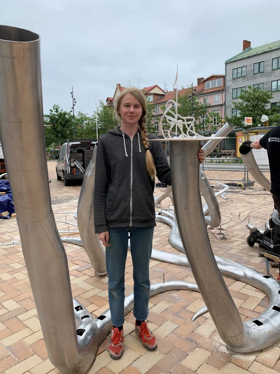 Konstnären Liva Isakson Lundin leder arbetet med att foga samman sitt konstverk på Stora torg.