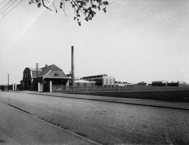 Esl&ouml;vs Svinslakteri grundades 1881 av br&ouml;derna Anders och Carl Nilsson, i kvarteret Garvaren. Bytte sedan namn till Esl&ouml;vs Slakteri. Fastigeheten p&aring; P&auml;rlgatan byggdes 1927. Ett charkuteri byggdes 1937 (till h&ouml;ger p&aring; bilden). Foto: F&ouml;jers arkiv.
