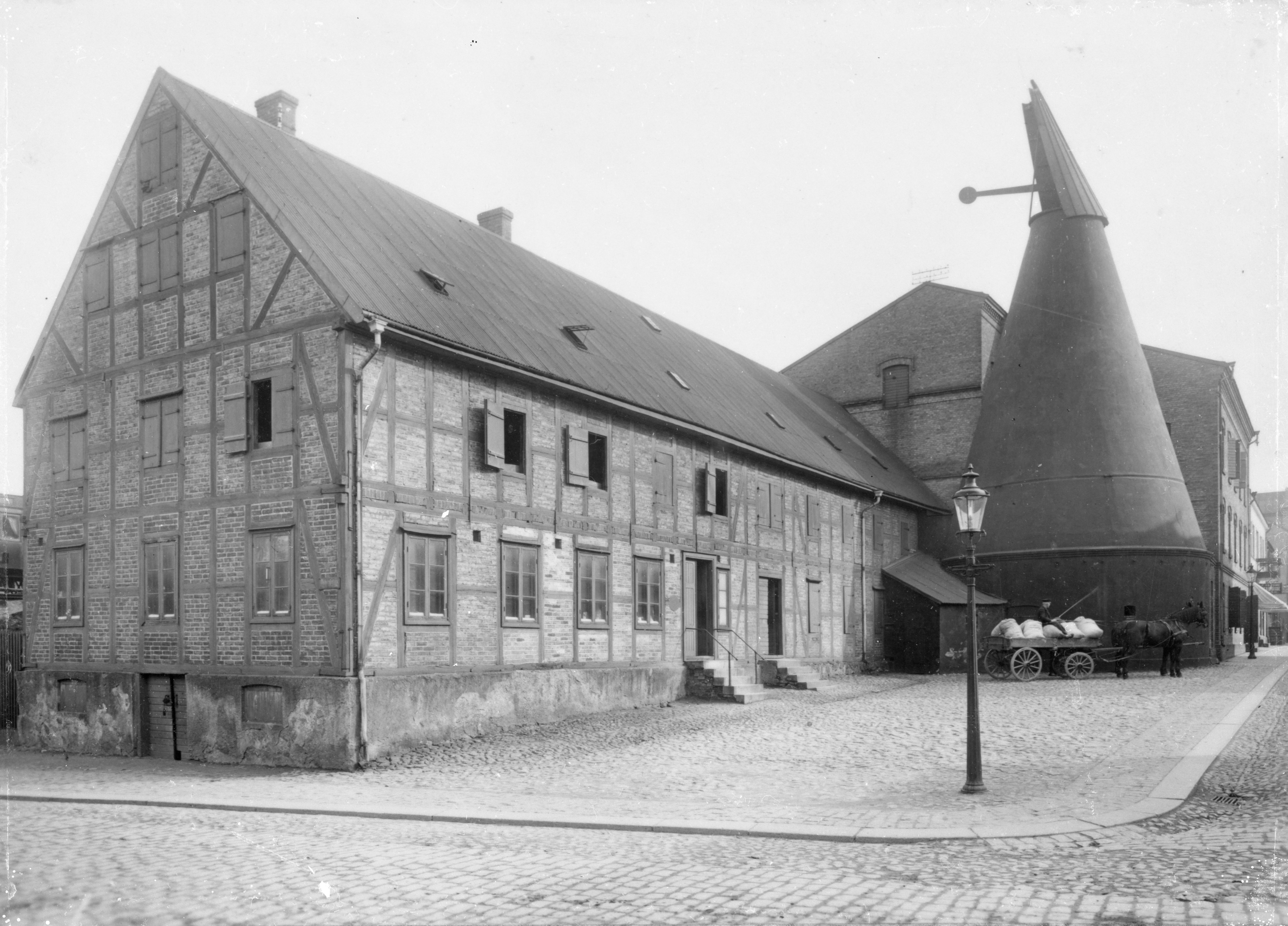 Engstr&ouml;mska huset med torkrian till h&ouml;ger. Huset kom p&aring; andra plats 2001 i en omr&ouml;stning om Esl&ouml;vs mest omtyckta byggnader, efter Medborgarhuset. Foto: F&ouml;jers arkiv.