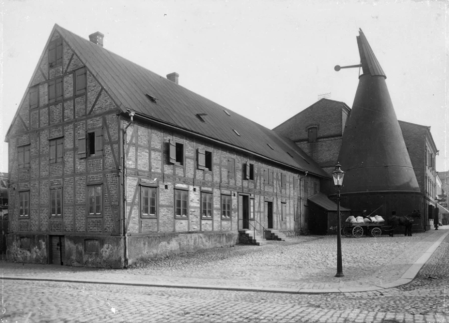 Det Engstr&ouml;mska huset rymde f&ouml;rst magasin och blev sedan kontor. Foto: F&ouml;jers arkiv