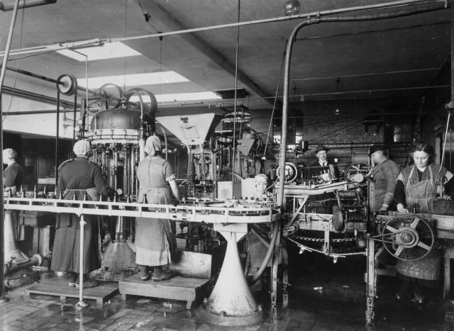 Foto av personalen vid arbete p&aring; Esl&ouml;vs bryggeri. Troligen 1920-talet. V&auml;sterl&aring;nggatan. Bryggeriet startades av Esl&ouml;vskungen, Chr. E Nilsson, i b&ouml;rjan av 1880-talet. Fram till f&ouml;rsta v&auml;rldskriget var det den m&ouml;rka lagern, som dominerade tillverkningen. S&aring; sm&aring;ningom kom den ljusa pilsnern att ta &ouml;ver. Foto: F&ouml;jers arkiv.