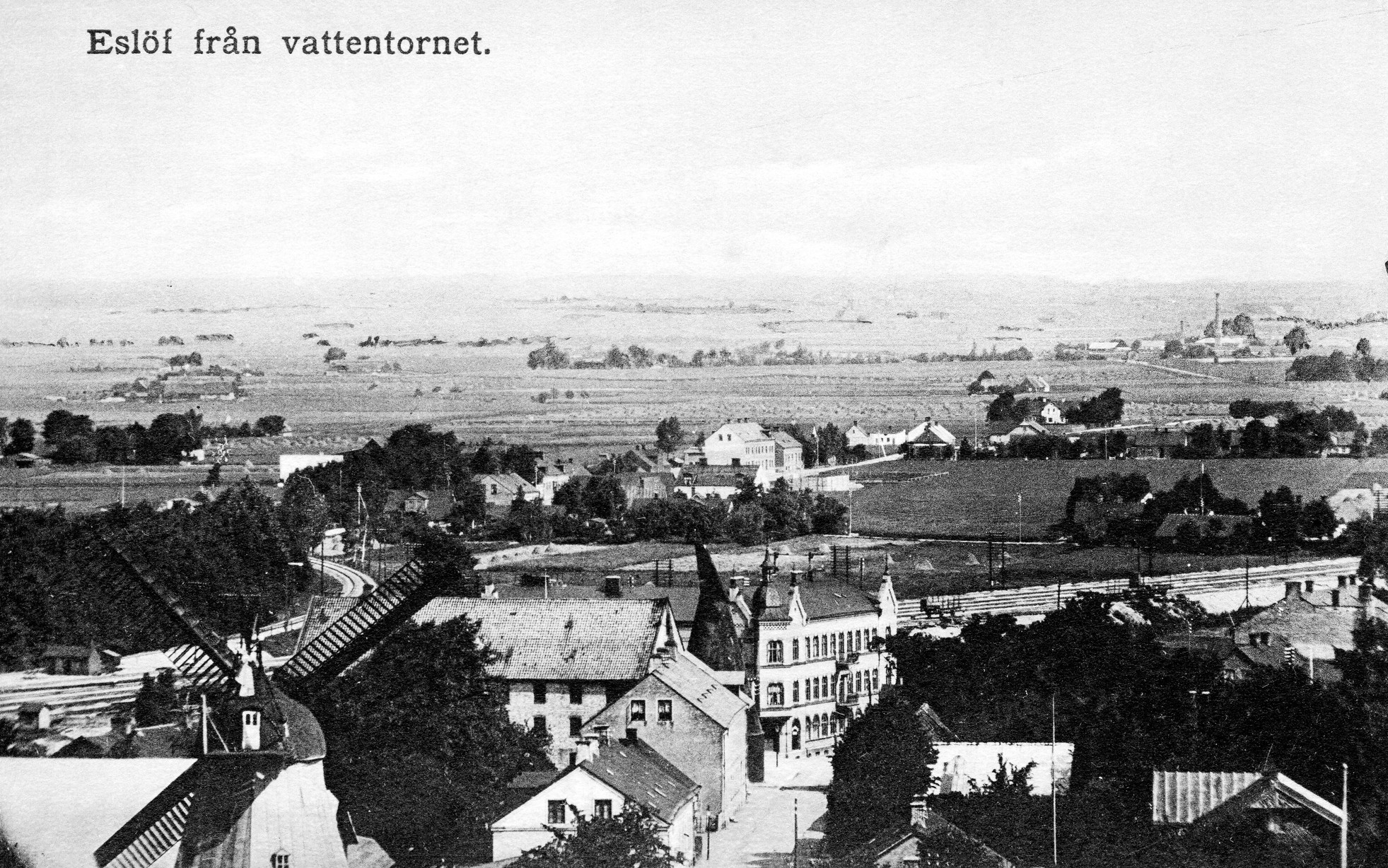 Vy tagen fr&aring;n vattentornet. Utsikt norrut l&auml;ngs Kvarngatan. P&aring; bilden ser man kvarnen och en torkria d&auml;r spannm&aring;l torkades. F&ouml;jers bildarkiv.