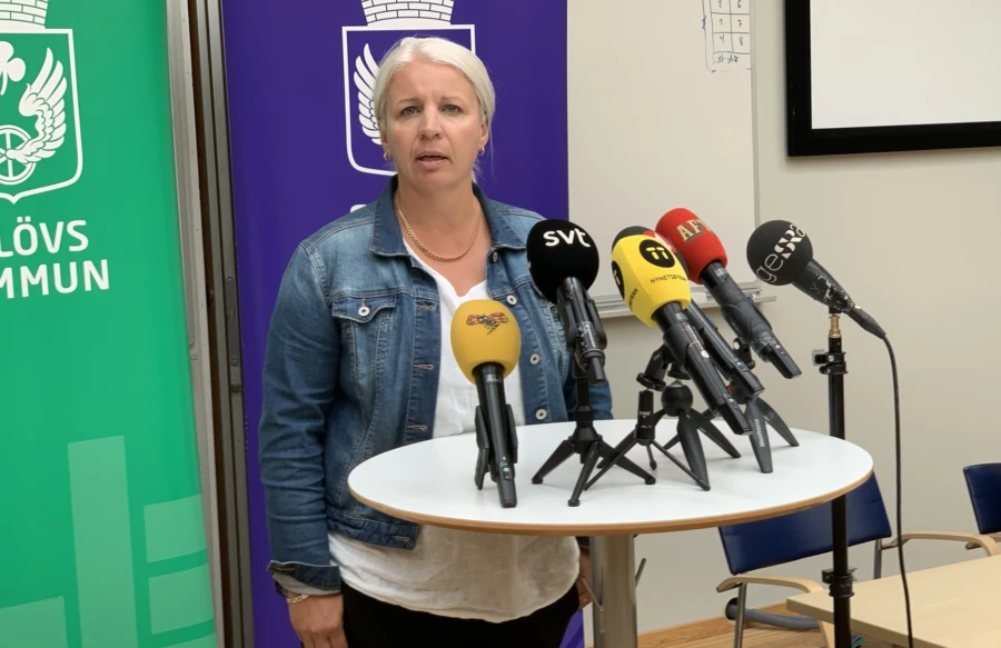 Ulrika Narling ber&auml;ttar om l&auml;get p&aring; skolan f&ouml;r ett stort medieuppb&aring;d under fredagens presskonferens i Esl&ouml;v.