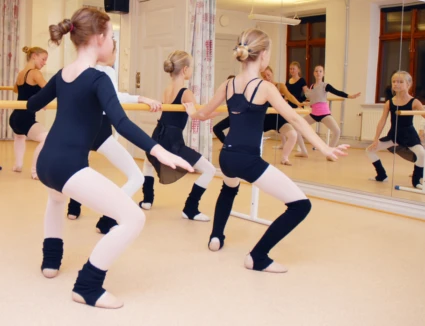 Barn som tränar i dansstudion på Kulturskolan