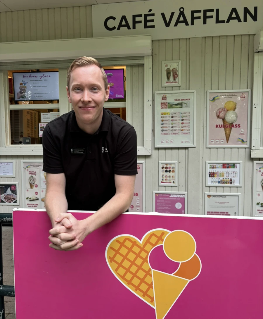 Daniel Thernstr&ouml;m framf&ouml;r Caf&eacute; V&aring;ffland.