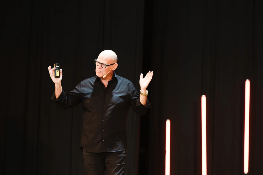 Janne Bj&ouml;rge, entrepren&ouml;r och varum&auml;rkesstrateg, st&aring;r p&aring; scenen med armarna ut