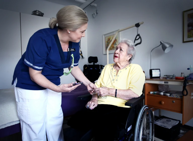 Sjuksköterska signerar digitalt inför patient