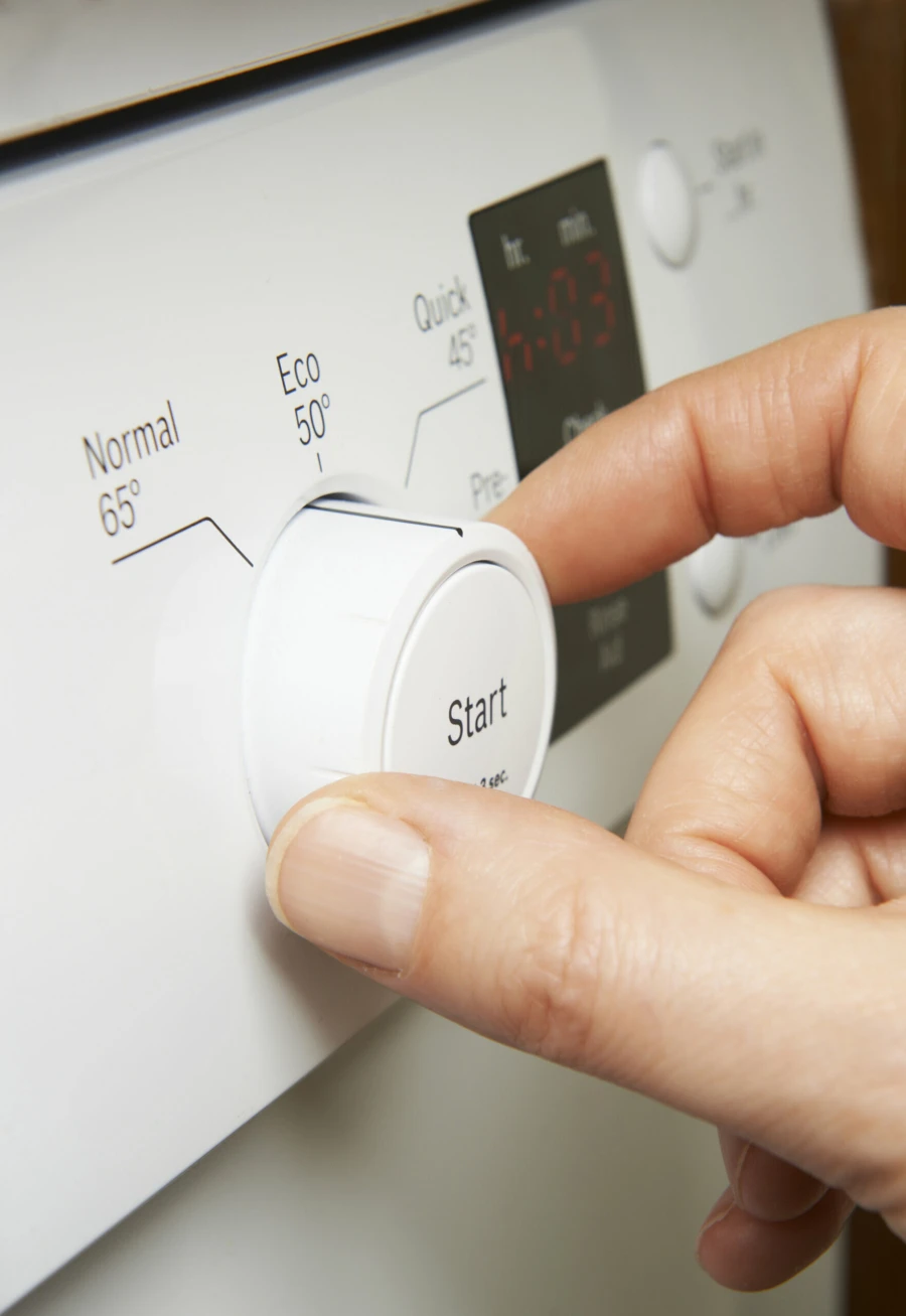 Att diska i maskin sparar mer energi &auml;n om du diskar f&ouml;r hand. V&auml;lj eco-programmet.