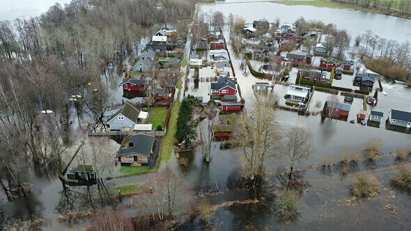 Drönarbild över det översvämmade Ringsjöbaden med många hus
