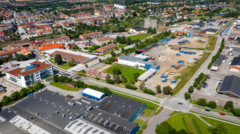 Flygbild över en del av östra Eslöv med Stenas fastighet mitt i bilden.