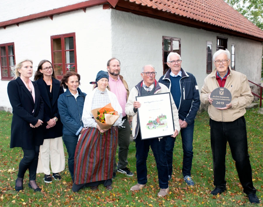 Stiftelsen Harlösa Donationshus mottog 2019 års byggnadsvårdspris av företrädare från Eslövs kommun. Från vänster Eva Hallberg, kommundirektör, Matilda Suneson, planarkitekt, Catharina Malmborg, kommunstyrelsens första vice ordförande, Anneli Åkesson, styrelseledamot i stiftelsen, Johan Andersson, kommunstyrelsens ordförande, Leif Palmqvist, kassör, Per Hemming, tidigare ordförande samt Lars Berglund, ordförande i stiftelsen.