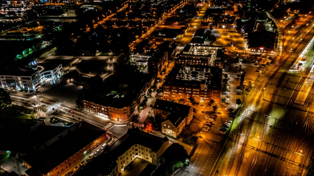 Drönarbild över Eslöv på natten