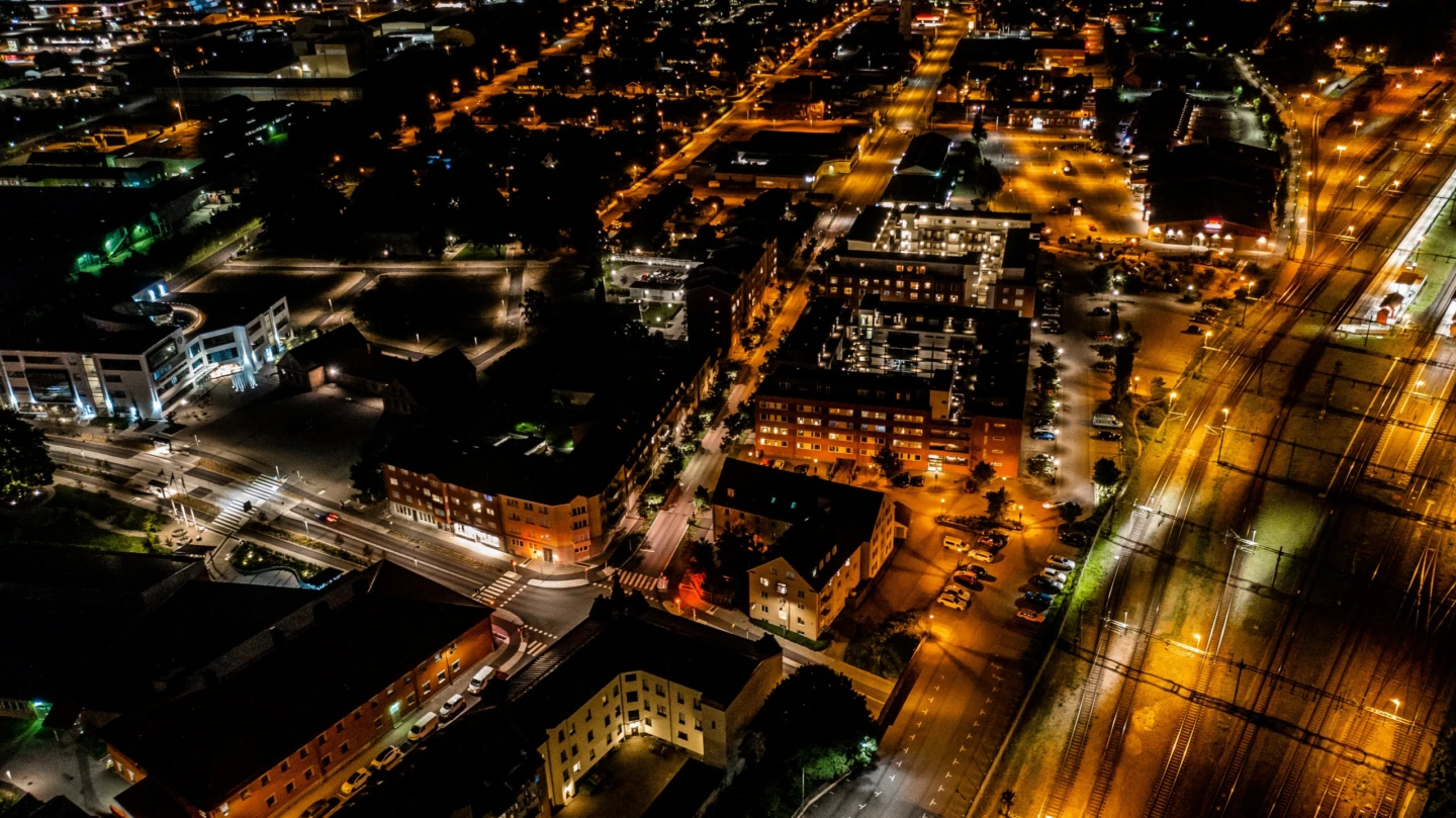 Drönarbild över Eslöv på natten
