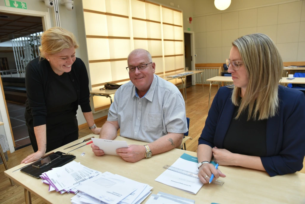 Helena Heintz, kommunsekreterare, Tony Hansson, valnämndens ordförande, och Helena Nilsson, nämndssekreterare, räknar de sista EU-rösterna
