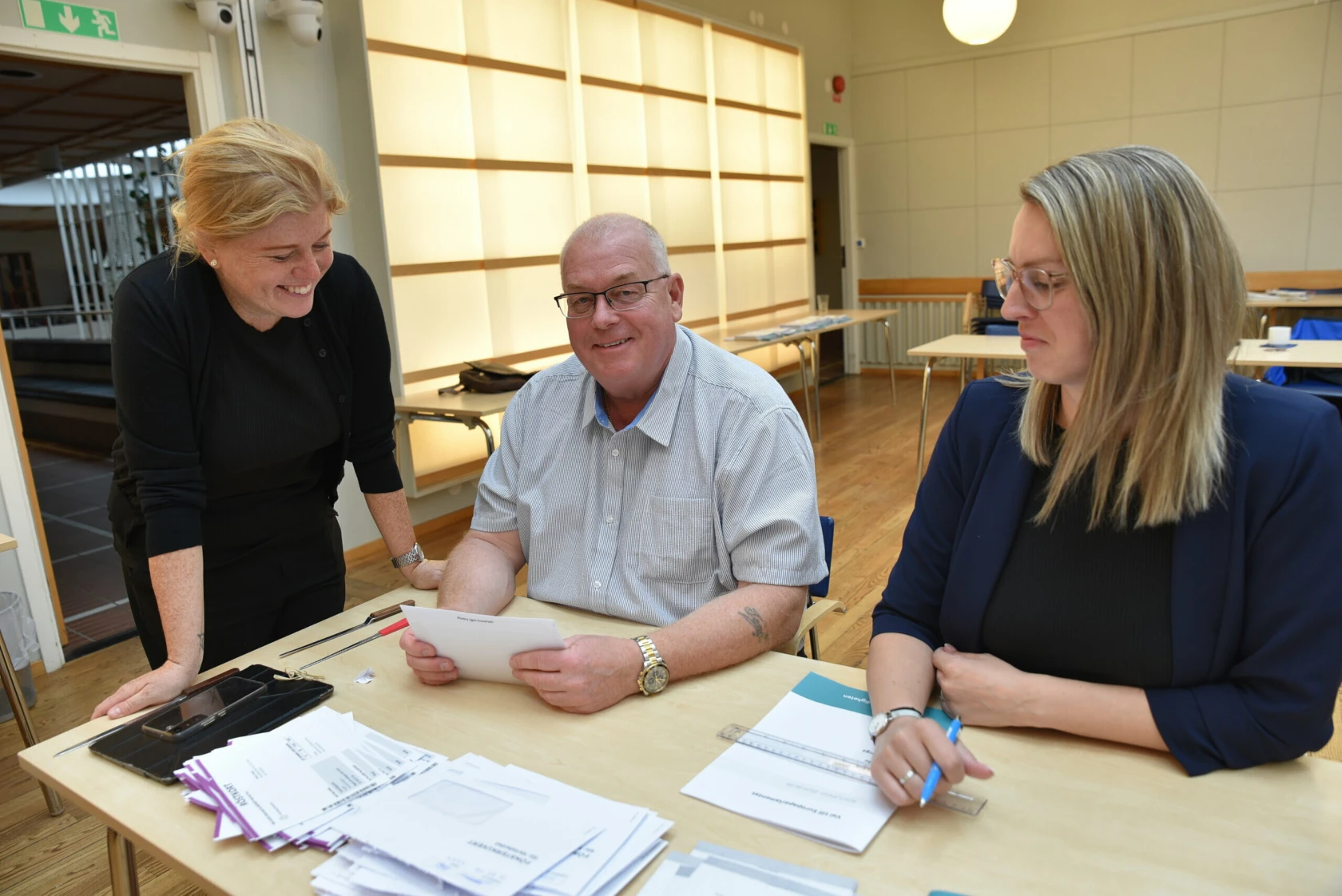 Helena Heintz, kommunsekreterare, Tony Hansson, valnämndens ordförande, och Helena Nilsson, nämndssekreterare, räknar de sista EU-rösterna
